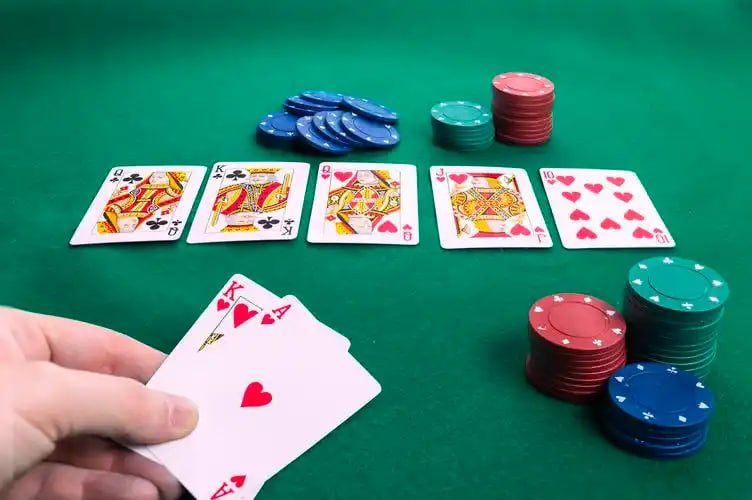 Pengguna mobile mengatur batas waktu dan anggaran bermain melalui fitur aplikasi